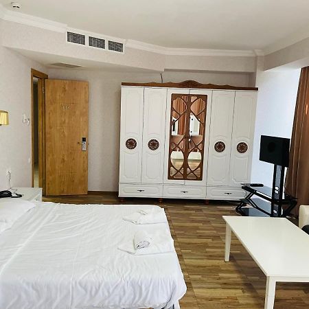 L Plaza Hotel Tbilissi Extérieur photo