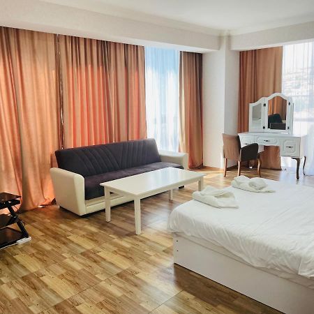 L Plaza Hotel Tbilissi Extérieur photo