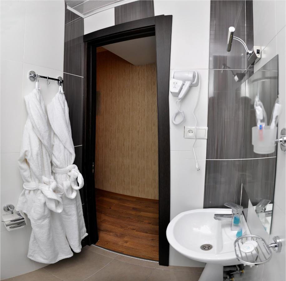L Plaza Hotel Tbilissi Extérieur photo