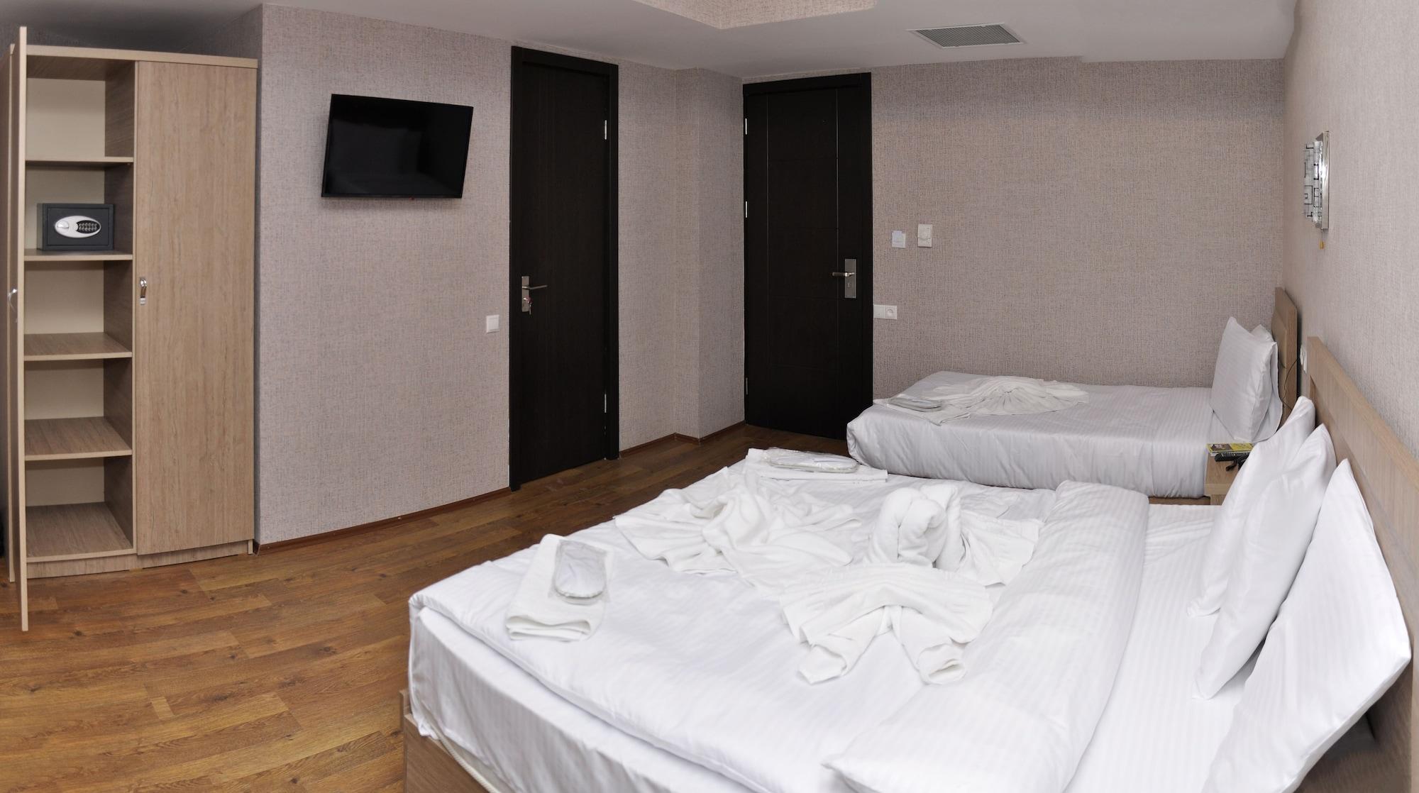 L Plaza Hotel Tbilissi Extérieur photo