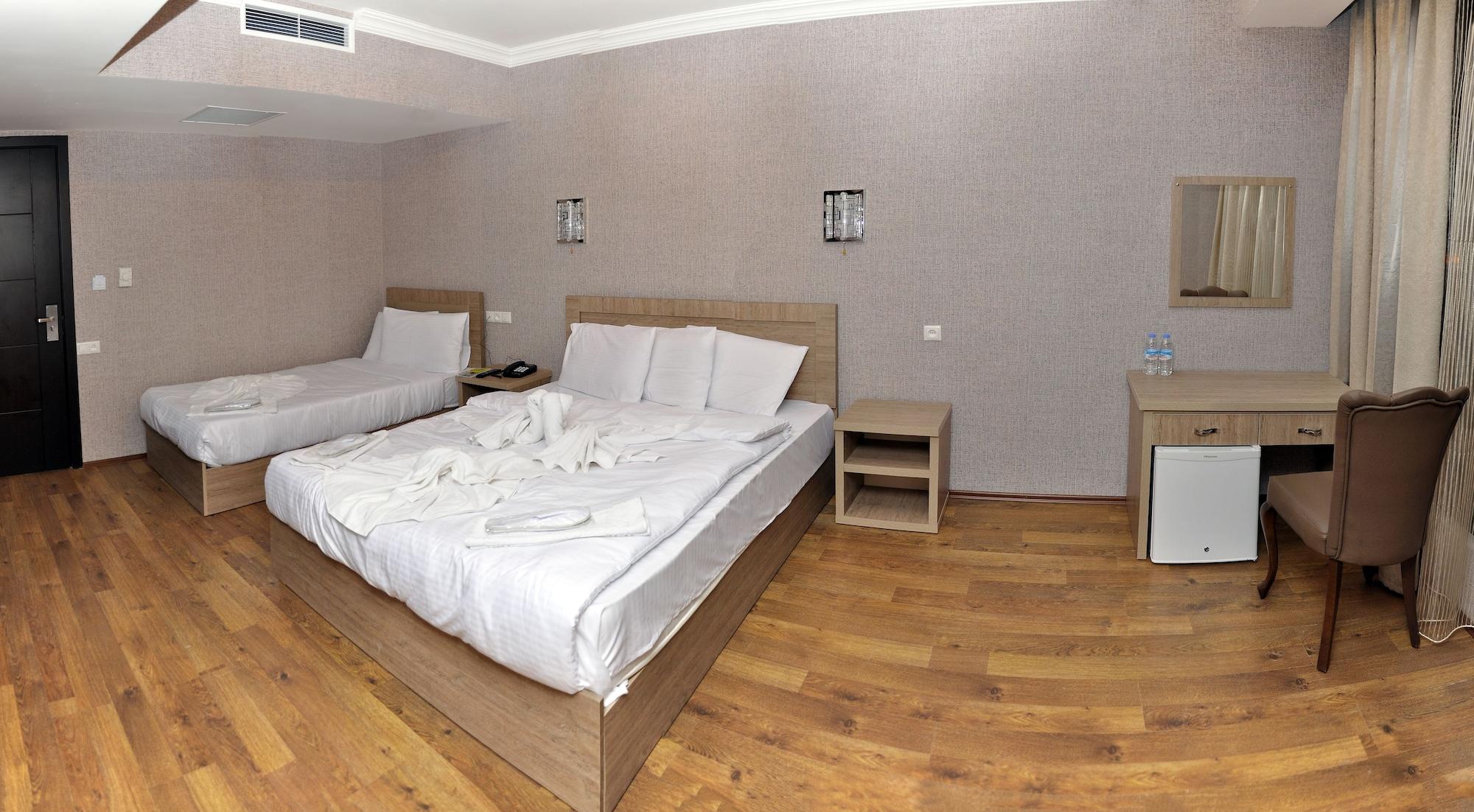 L Plaza Hotel Tbilissi Extérieur photo