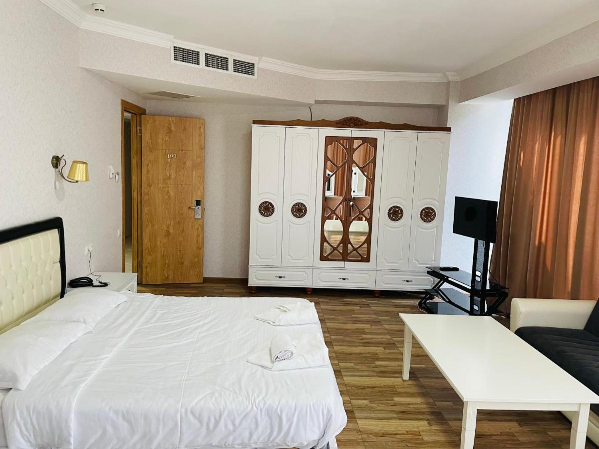 L Plaza Hotel Tbilissi Extérieur photo