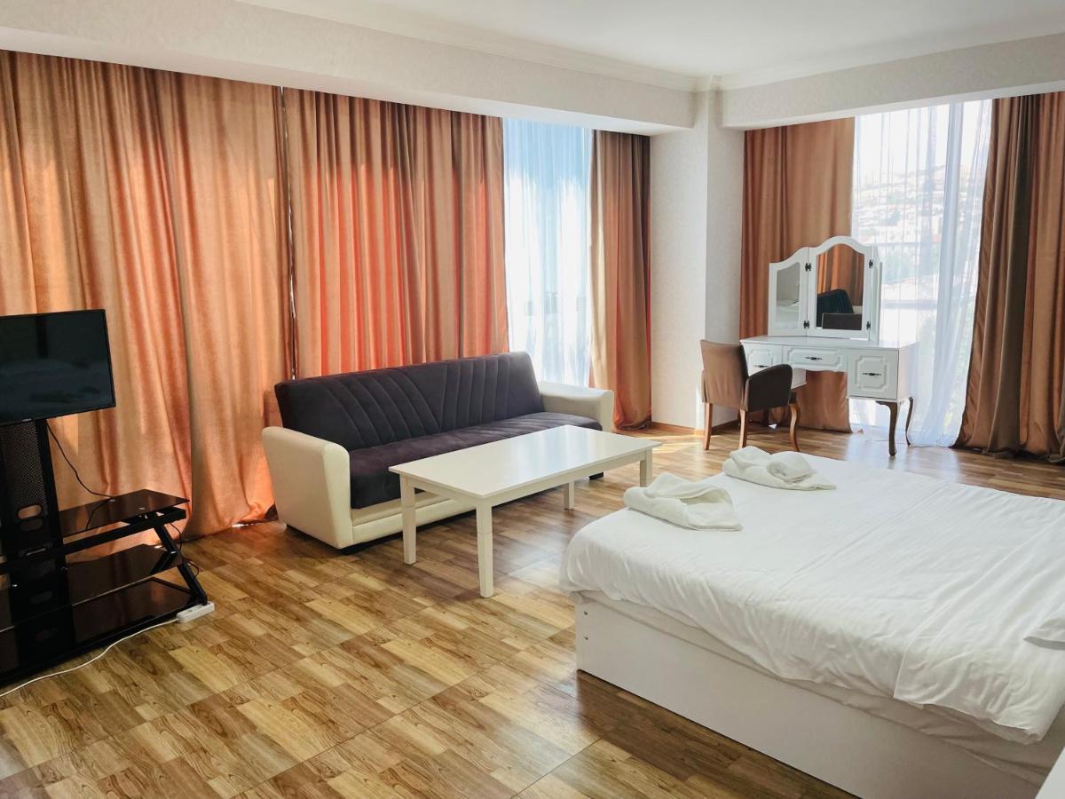 L Plaza Hotel Tbilissi Extérieur photo