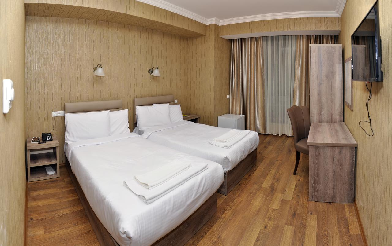 L Plaza Hotel Tbilissi Extérieur photo