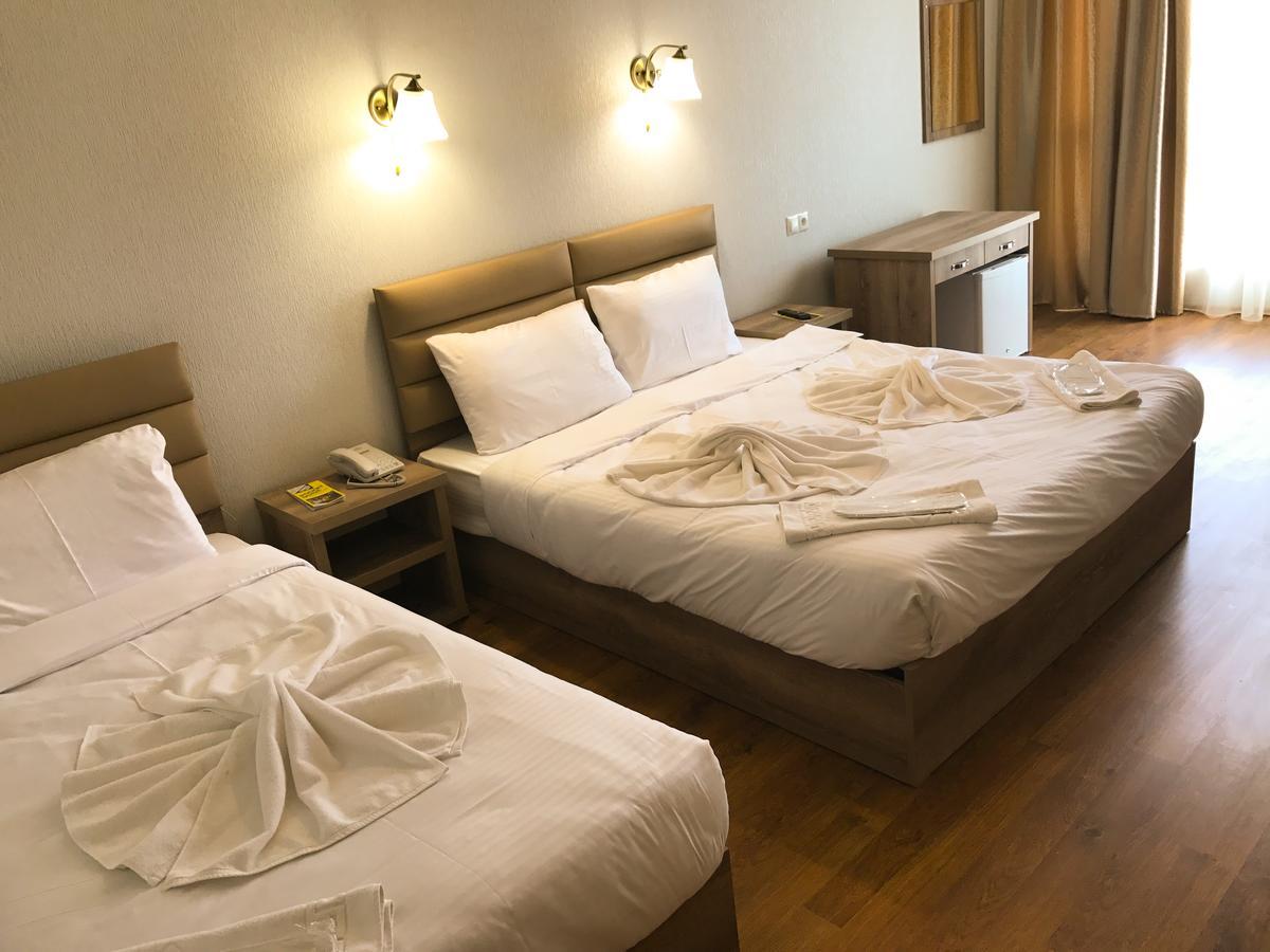 L Plaza Hotel Tbilissi Extérieur photo