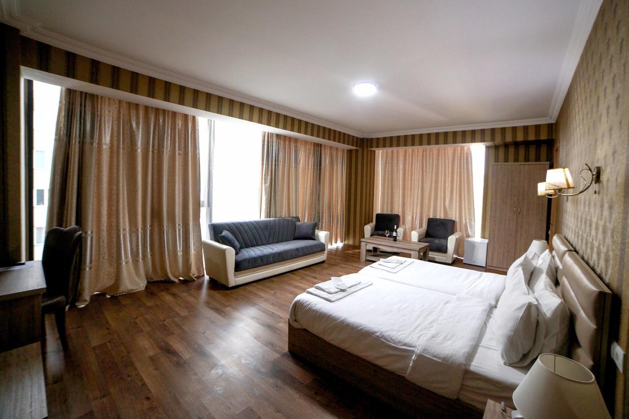 L Plaza Hotel Tbilissi Extérieur photo