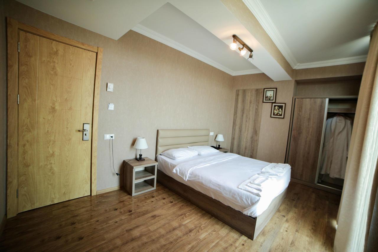 L Plaza Hotel Tbilissi Extérieur photo