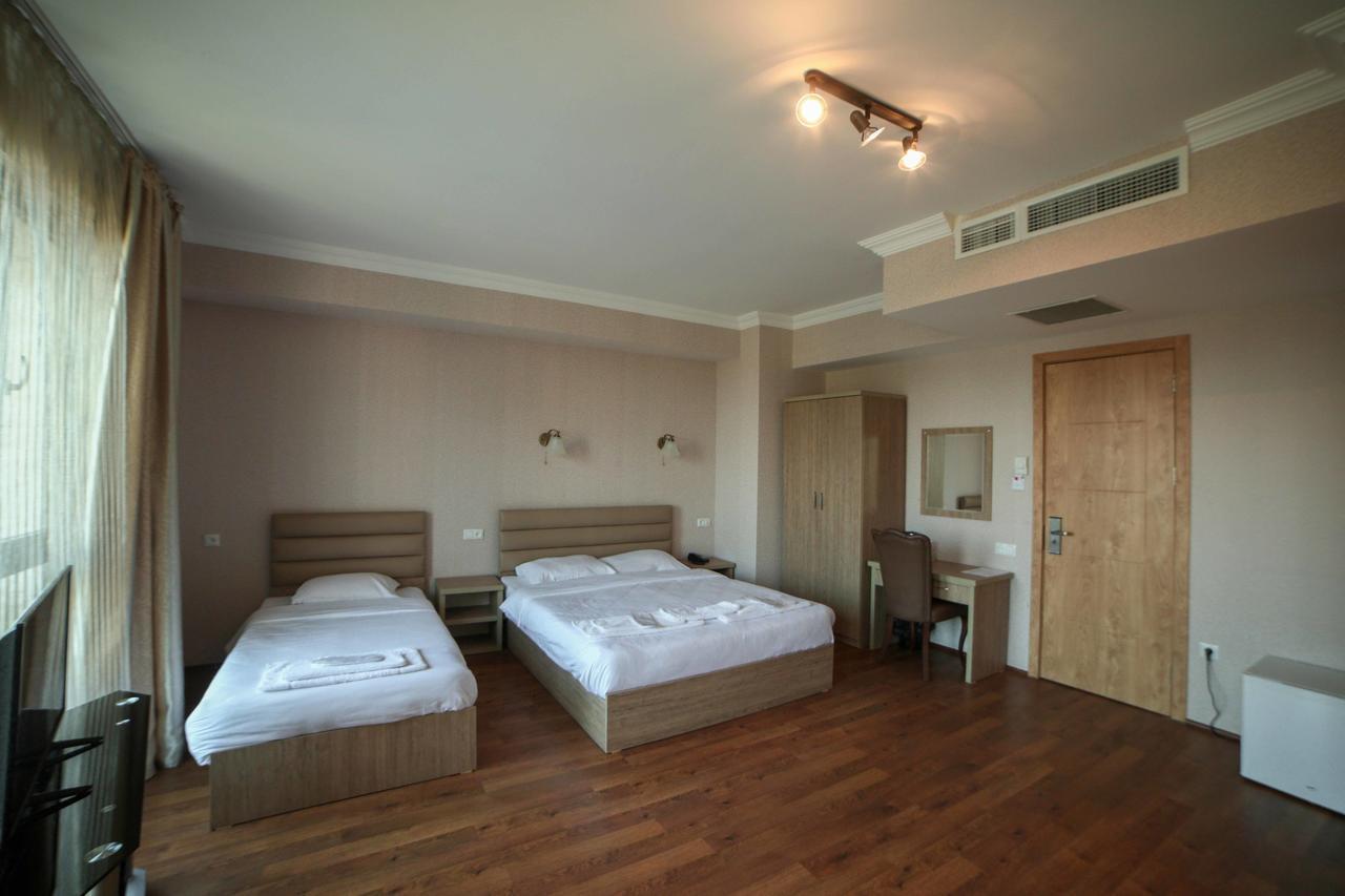 L Plaza Hotel Tbilissi Extérieur photo