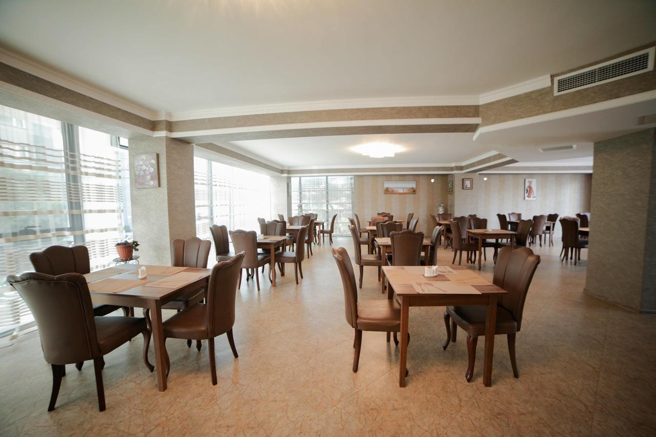 L Plaza Hotel Tbilissi Extérieur photo