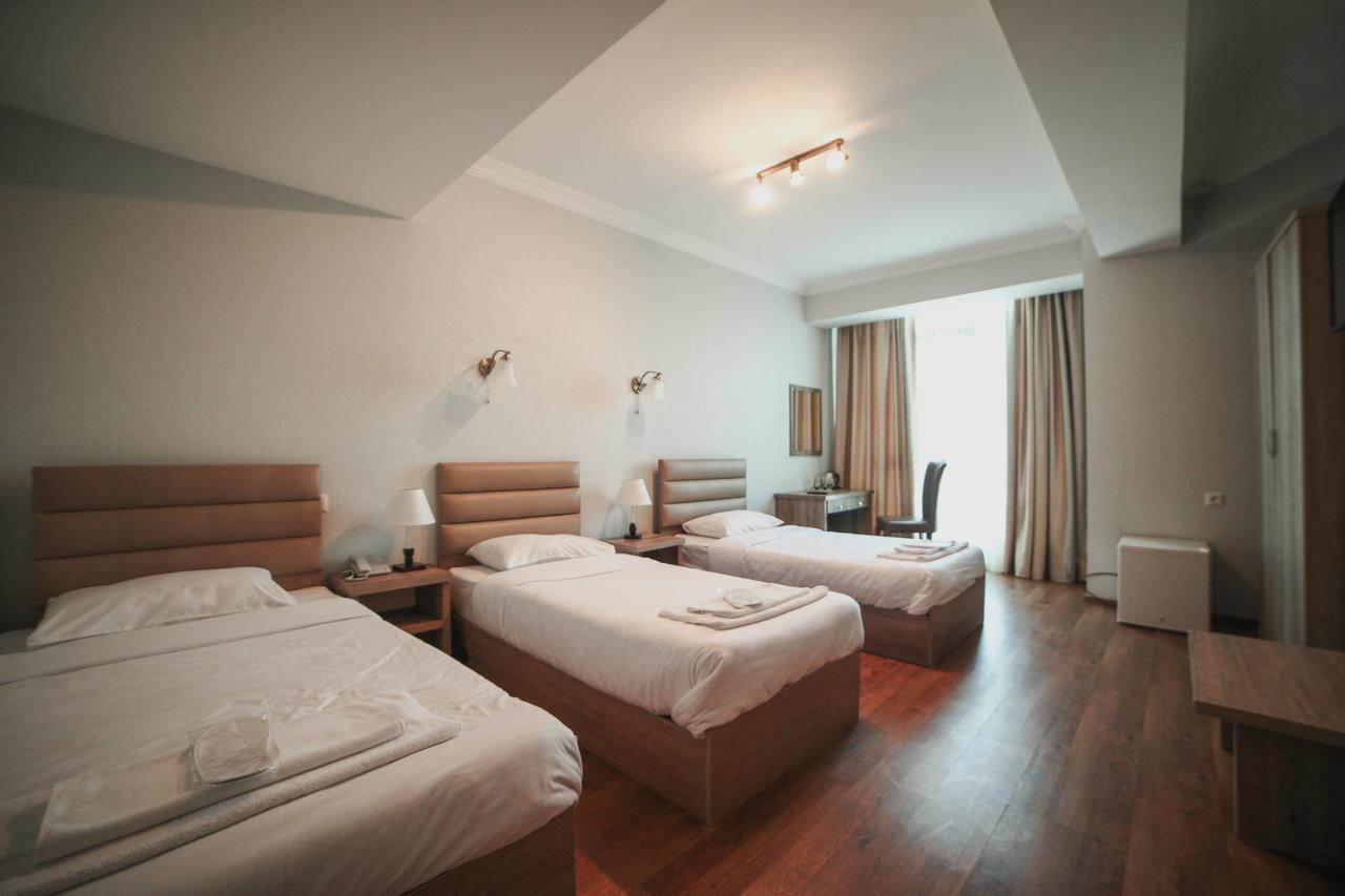 L Plaza Hotel Tbilissi Extérieur photo