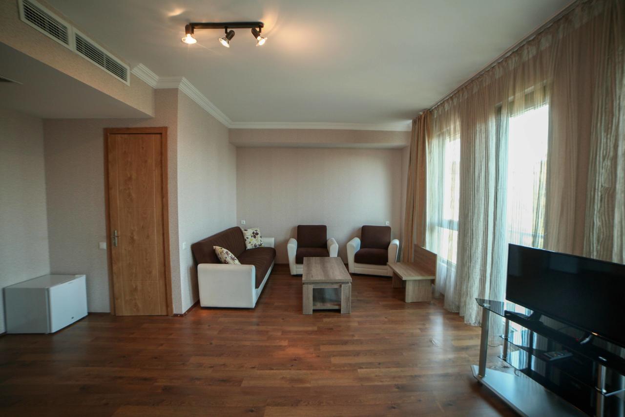 L Plaza Hotel Tbilissi Extérieur photo