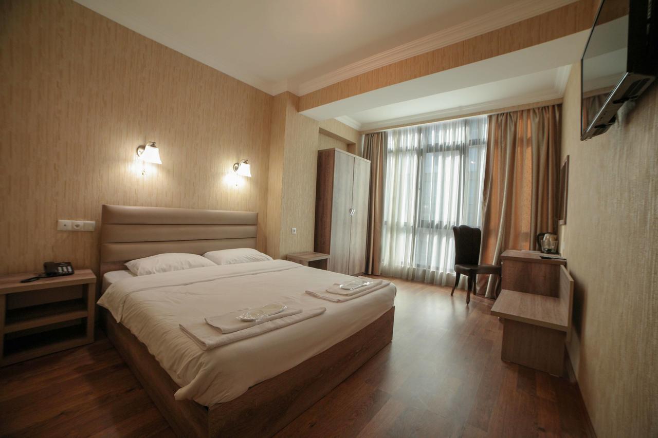L Plaza Hotel Tbilissi Extérieur photo