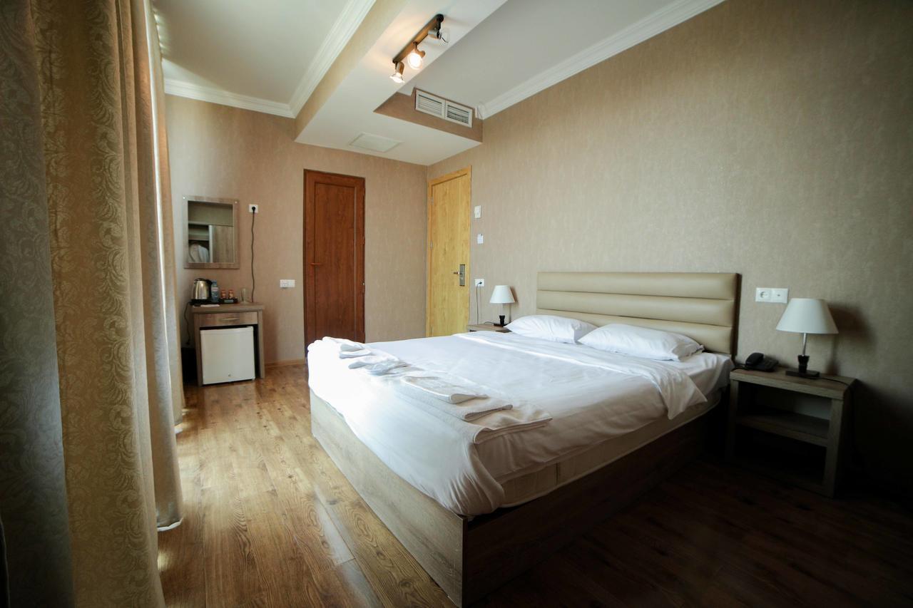 L Plaza Hotel Tbilissi Extérieur photo