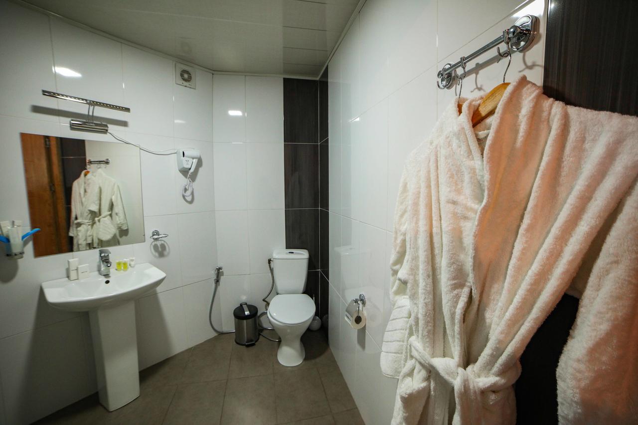 L Plaza Hotel Tbilissi Extérieur photo