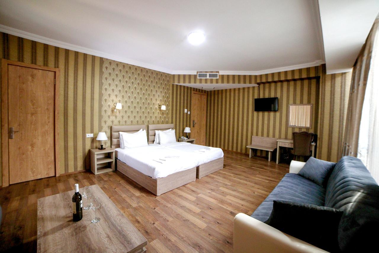 L Plaza Hotel Tbilissi Extérieur photo