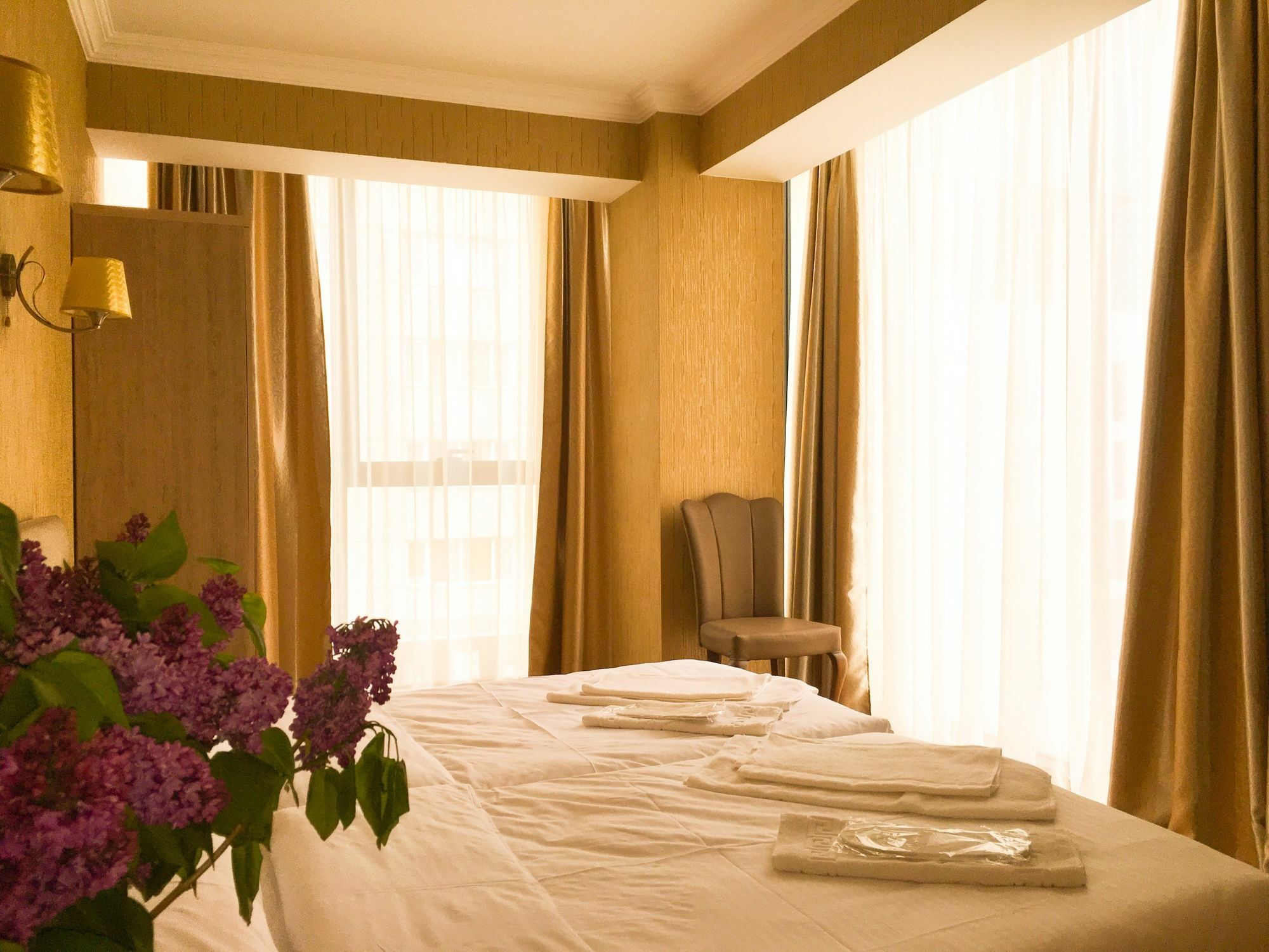 L Plaza Hotel Tbilissi Extérieur photo