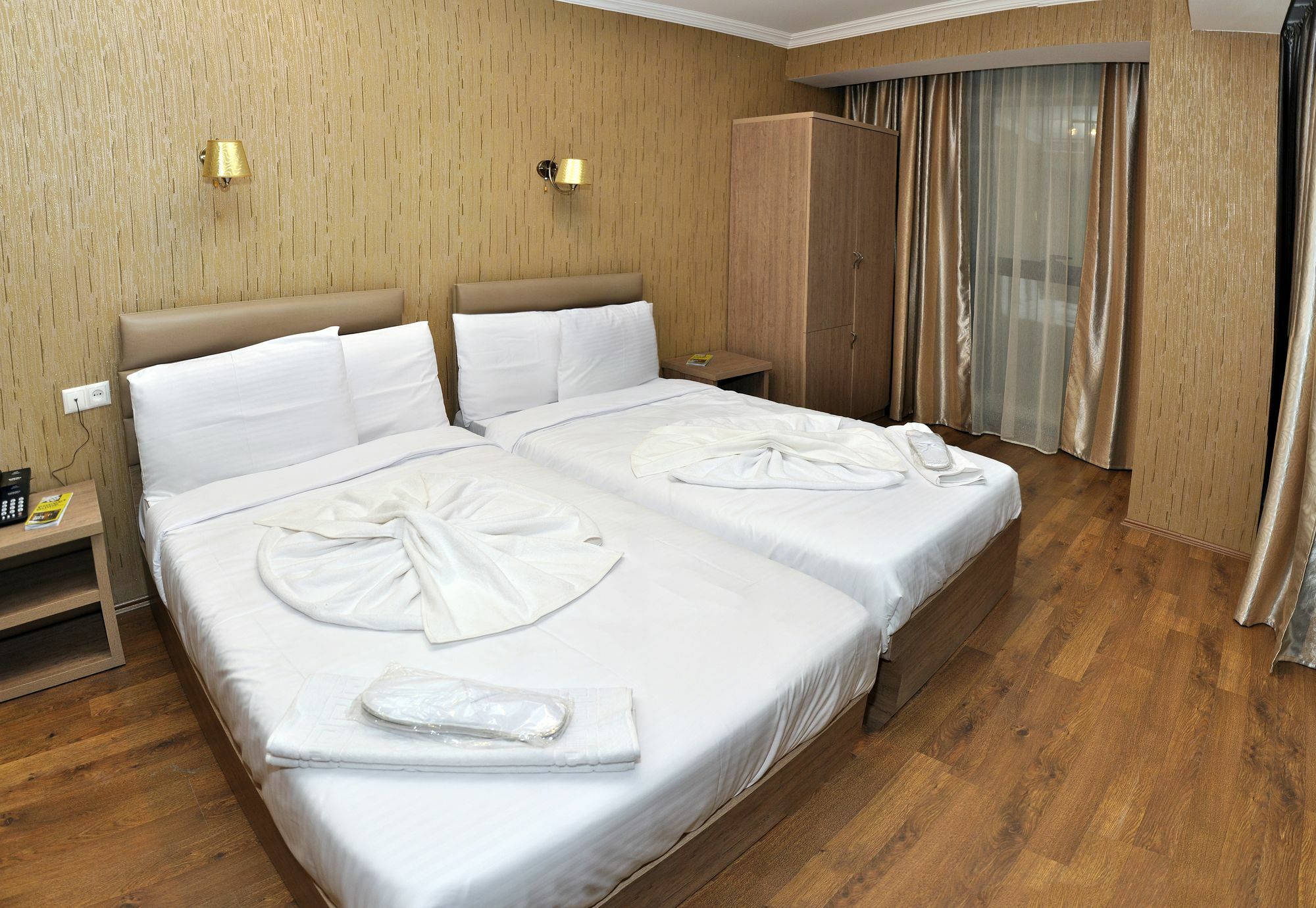 L Plaza Hotel Tbilissi Extérieur photo