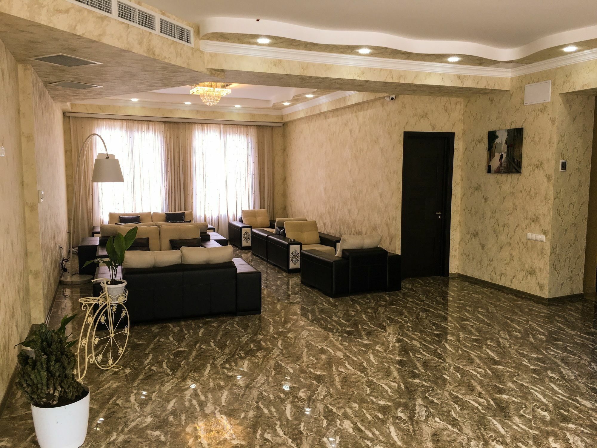 L Plaza Hotel Tbilissi Extérieur photo