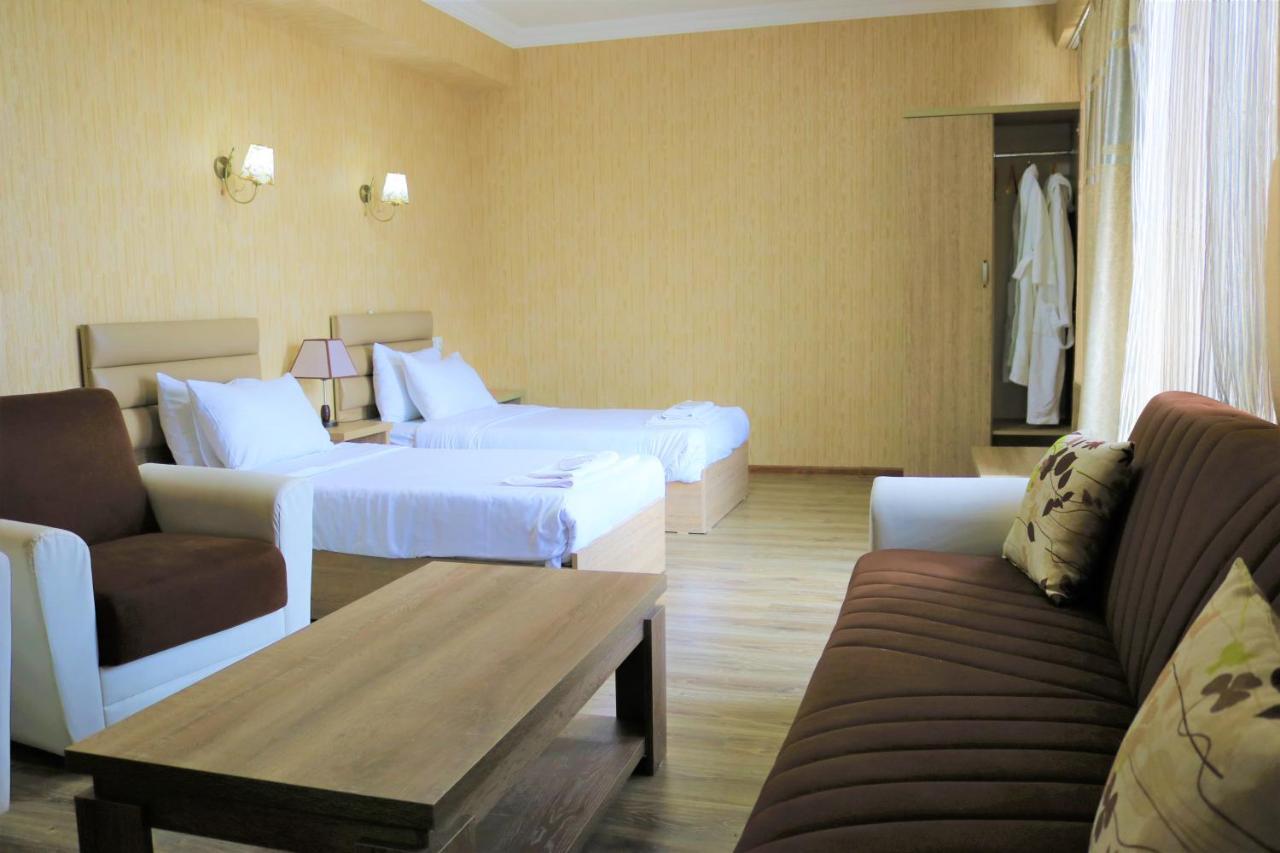 L Plaza Hotel Tbilissi Extérieur photo